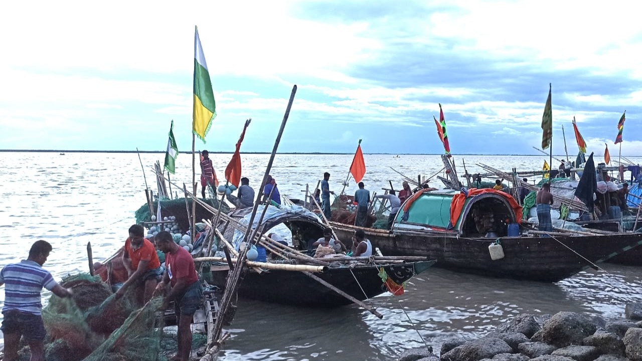 নিষেধাজ্ঞা শেষে ইলিশ আহরণে মেঘনায় নামবেন লক্ষ্মীপুরের লক্ষাধিক জেলে
